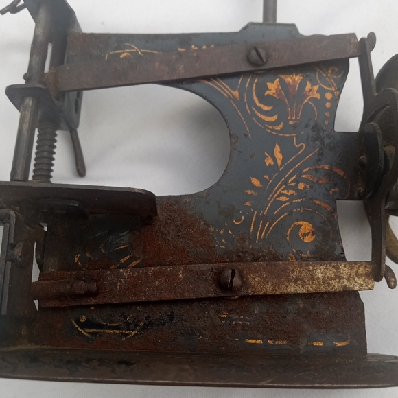 Antique Child Sewing Machine - Picture 5 of 9